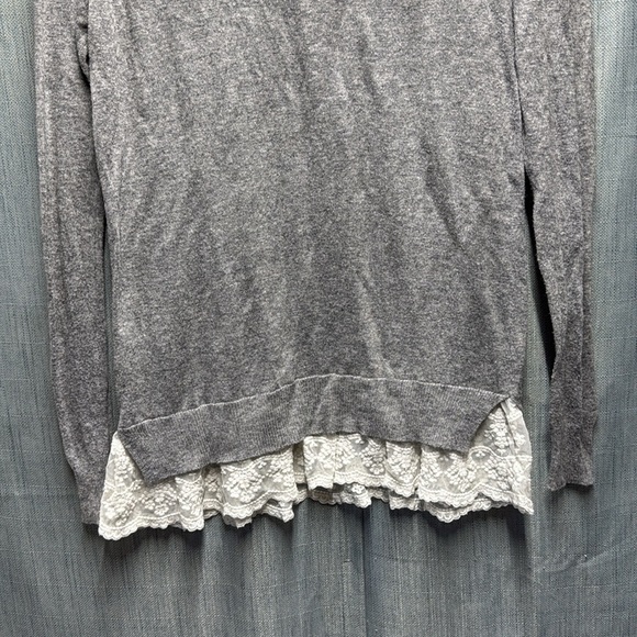 🚩 Jillian Harris Gray Lace Hem Women's Top size small - Picture 9 of 9